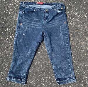 Apple Bottoms Vintage Acid Wash Y2K Capri Jeans with Embroidered Back Pocket